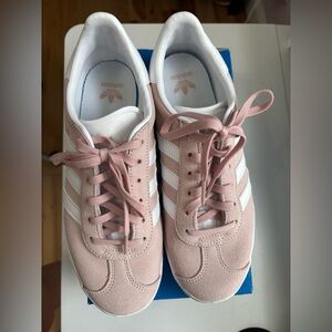 Adidas Gazelle J in Light Pink and White